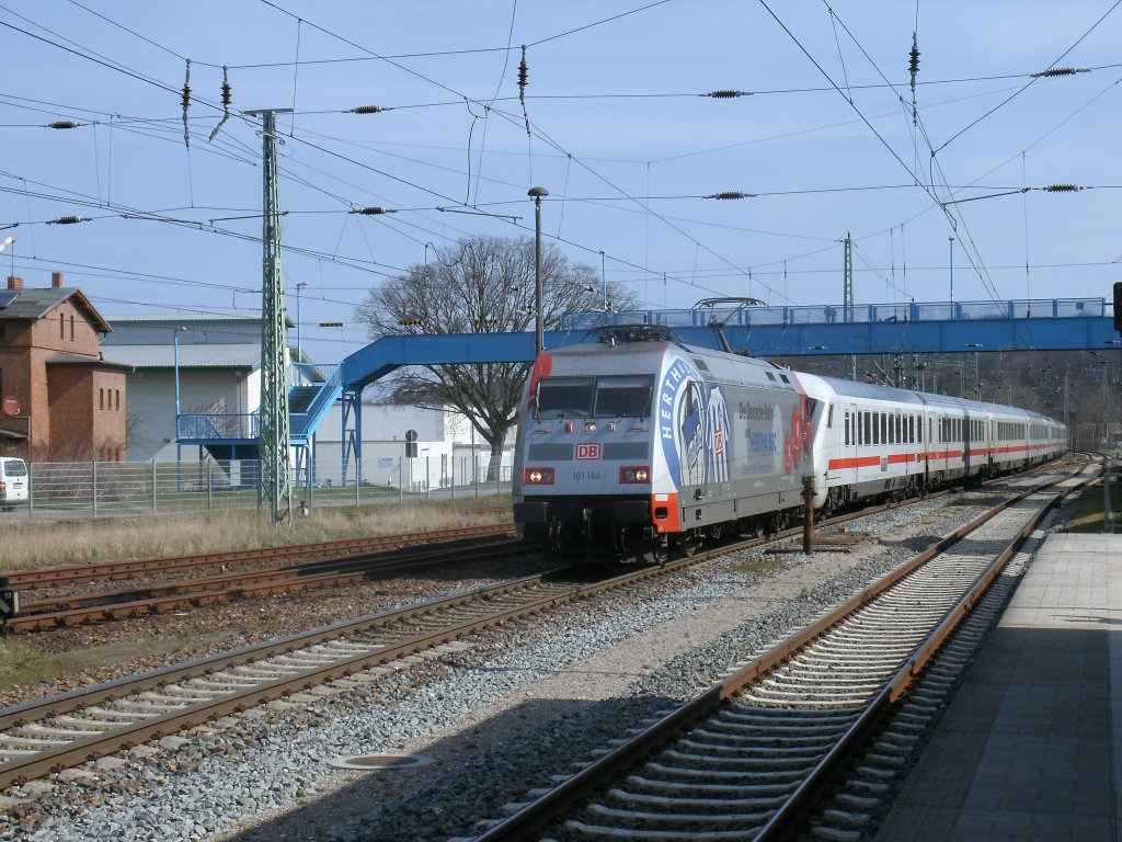 Vor dem Steuerwagen vom IC 2213 Binz-Stuttgart erreichte 101 144-4,am 15.April 2012,Bergen/Rgen.