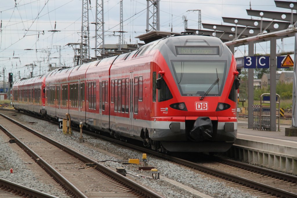 vorderer Zugteil als RE 13011 Rostock-Sassnitz hinterer Zugteil ging als berfhrung bis Stralsund mit.03.06.2012