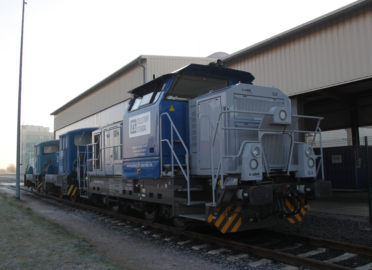 Vossloh-Werklok 6(650 101-5)wartet auf den nchsten Einsatz im Zellstoff-Werk Stendal-Niedergrne.13.11.2011