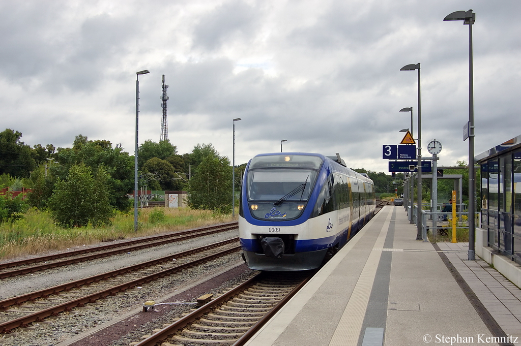 VT 0009 der Ostseelandverkehr GmbH (OLA) als MR51 (MR 68921) von Rathenow nach Brandenburg Hbf im Rathenower Bahnhof. 10.08.2011