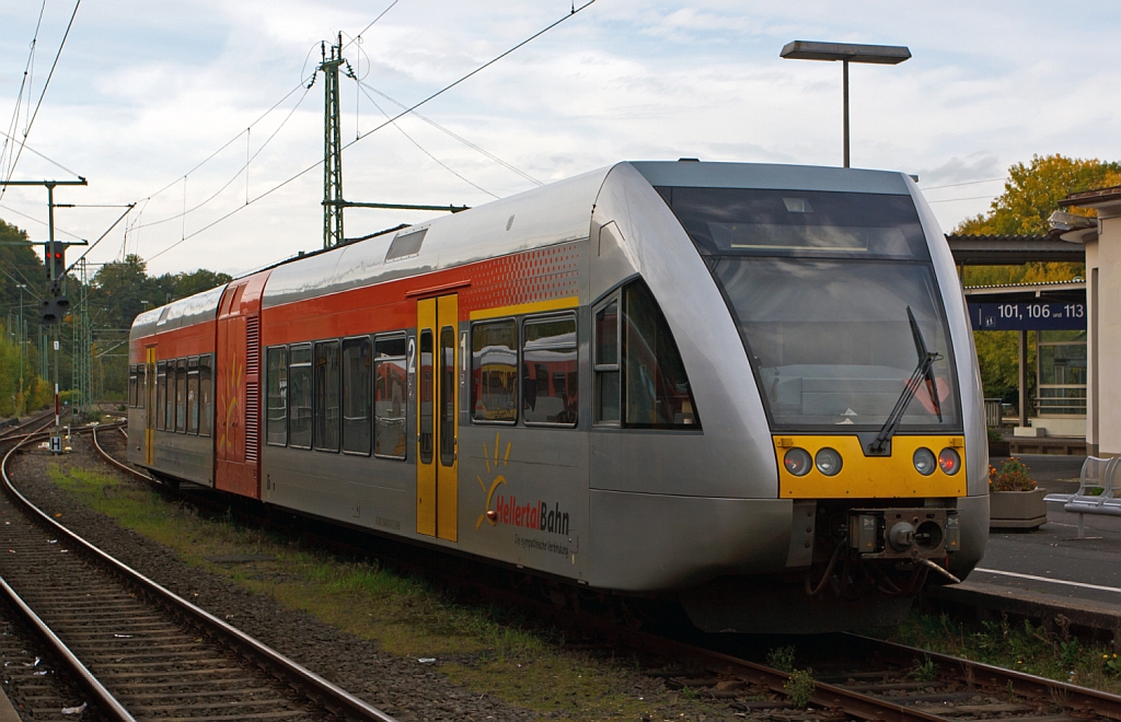 VT 116 ein Stadler GTW 2/6 der Hellertalbahn steht am 13.10.2012 im Bahnhof Betzdorf/Sieg zur Abfahrt nach Dillenburg bereit. 
Dieser GTW 2/6 mit dieselelektrischem Antrieb besteht aus: Dem mittigem Antriebsmodul (95 80 0646 416-7 D-HEB), auch Antriebscontainer genannt, dessen beiden Achsen angetrieben sind und das Fahrzeug bewegen. Die zwei leicht und niederflurig gebaute Endmodule (95 80 0946 416-4 D-HEB  und 95 80 0946 916-3 D-HEB  mit je einem Drehgestell sttzen sich auf das Antriebsmodul, somit ergibt sich die Achsfolge 2'Bo'2. Es ergibt sich auch eine sehr gute Raumausnutzung der Endmodule, nur ist das Fahrzeug durch das Antriebsmodul in zwei Hlften geteilt und der Gang durch den Antriebscontainer nicht barrierefrei passierbar.
Dieser Triebwagen wurde 1999 bei DWA, Bautzen (Deutsche Waggonbau AG, heute Bombardier Transportation) unter der Fabriknummer 525/001 fr die Hessische Landesbahn (HLB) gebaut, dessen Eigentum er ist und ihn an die Hellertalbahn vermietet hat.
Die Antriebausrstung besteht aus einem MTU 12V 183 Dieselmotor der seine 550 kW Leistung auf einen Dreiphasen-Generator bertrgt der zwei Asynchronmotoren antreibt. Die max. Leitung an den Rdern betrgt  420 kW, die Hchstgeschwindigkeit 120 km/h. Der kompl. Triebwagen hat eine Lnge ber Puffer (Scharfenbergkupplung) von 38.660 mm und ein Eigengewicht von 52 t.