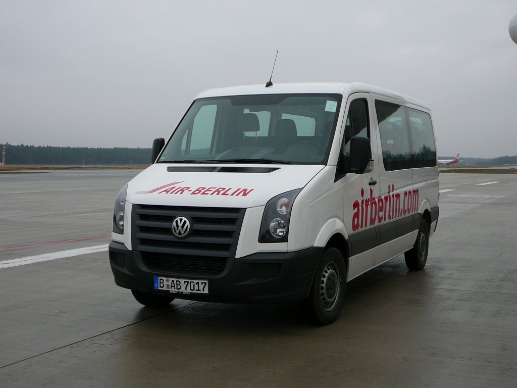VW Crafter als Zubringerbus unterwegs auf dem Vorfeld des N�rnberger Flughafens am 1. Januar 2010