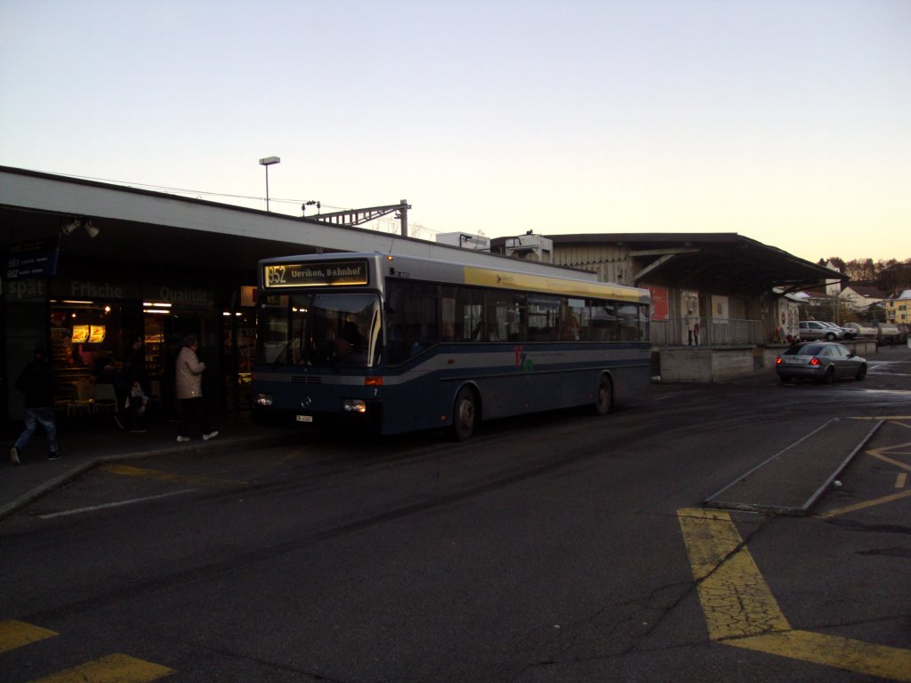 VZO-Mercedes O 405 NR.7 Baujahr 1995 am Bahnhof St�fa am 29.10.12. Der �lteste Bus der VZO.