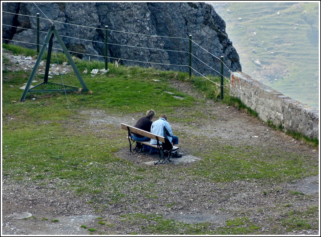 Whrend die Frauen die schne Aussicht auf der Oma-Bank an den Rochers de Naye genieen... 26.05.2012 (Hans)