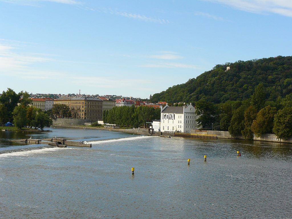 Wehr bei Kampa Museum, Prag 07-09-2012.

Stuw met Kampa museum gefotografeerd vanaf de Karlsbrug, Karlův most, Praag 07-09-2012.