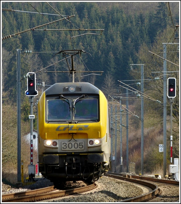 Wenn man im Begriff ist, Eidechsen an der Bahnstrecke zu fotografieren, gelingt einem nur eine Frontalansicht der 3005 in der N�he von Wilwerwiltz. 27.03.2012 (Jeanny)