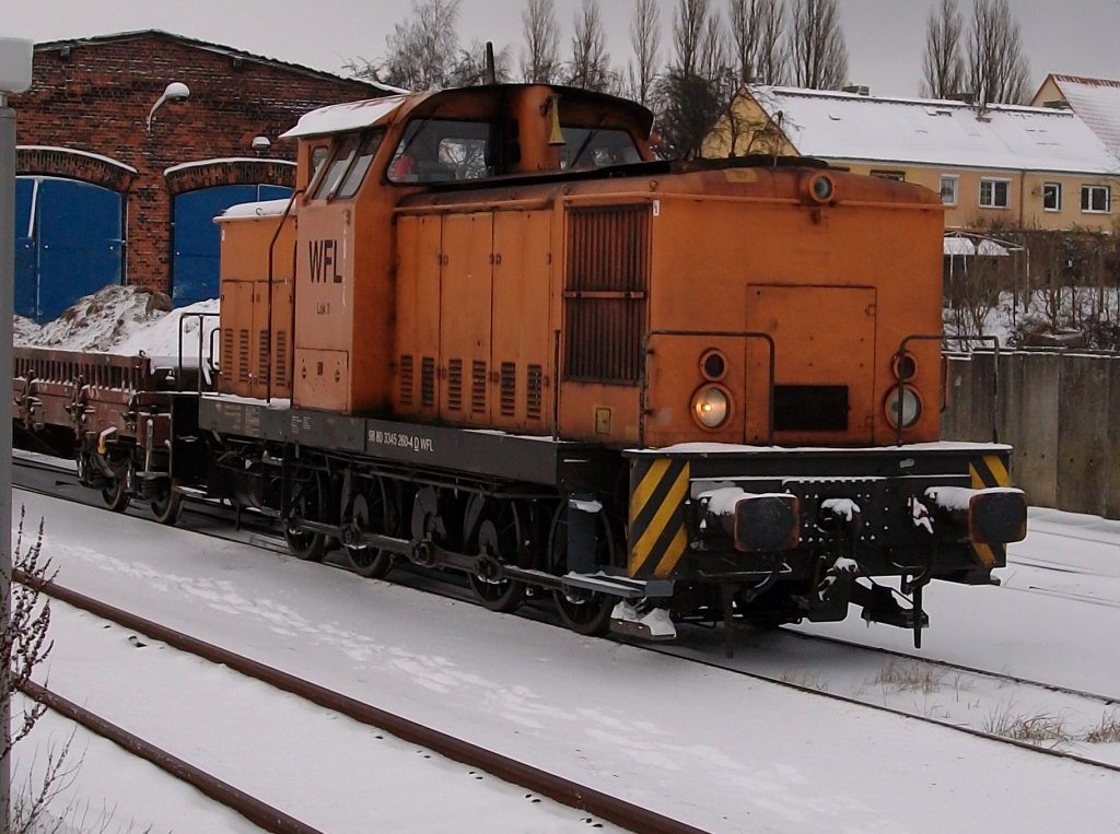 WFL-Lok Nr.3 vor dem alten Lokschuppen in Bergen/Rgen am 15.Dezember 2010.