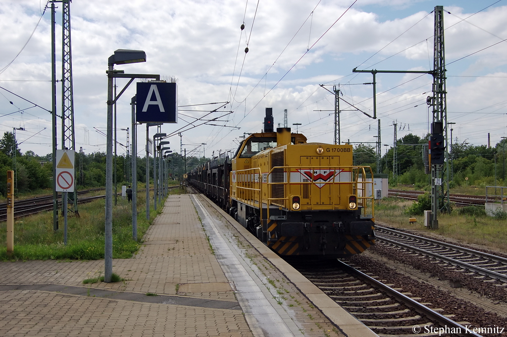 Wiebe-Lok Nr.12 (277 018-8) mit leeren Autotransportzug in Braunschweig. 09.07.2011