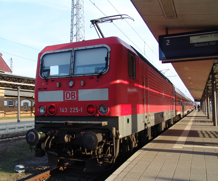 wieder ein seltener Gast in Rostock: 143 225-1 von DB-Regio Halle stand am 27.03.2011 mit ihrer S1 von Warnemnde nach Rostock Hbf kurz vor der Ausfahrt im Bahnhof Warnemnde.Sie hilft so lange aus bis die 143 250-9 aus Dessau zurck ist denn Sie bekommt dort eine neue Hauptuntersuchung und wird bald wieder auf der S1/2 fahren.