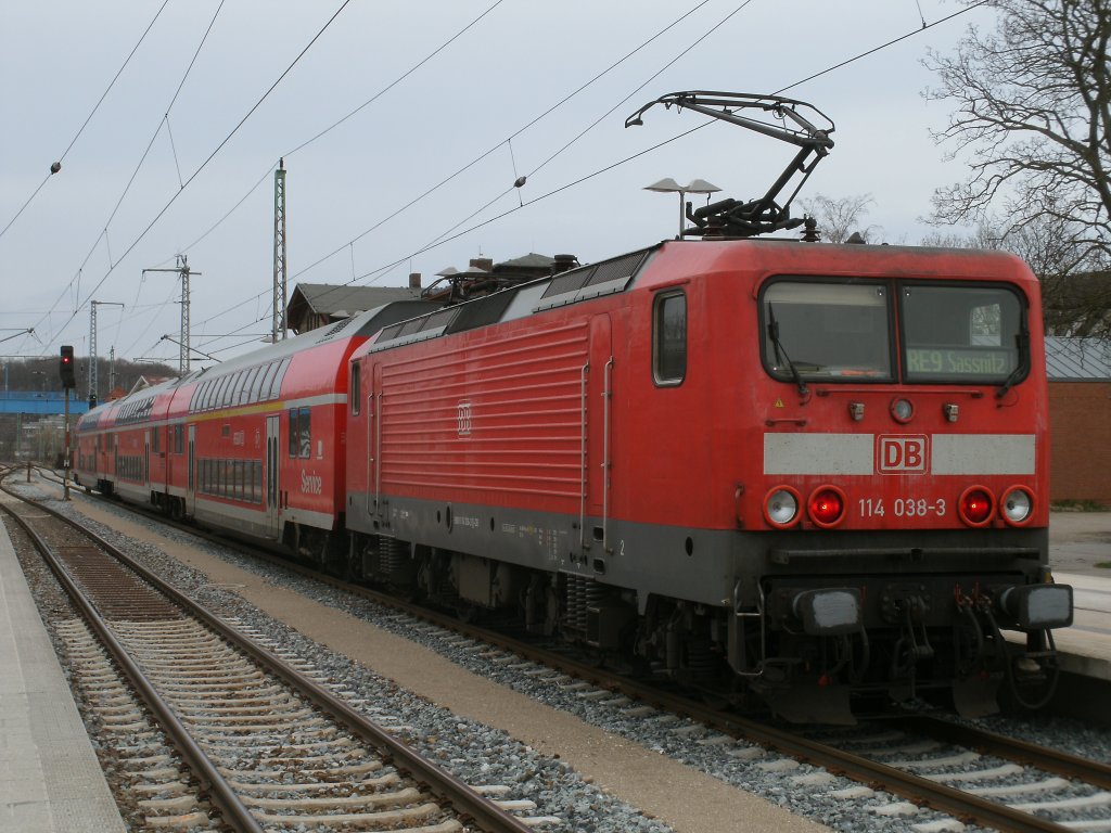 Wieder kam auf der RE9 die Rostocker 114 mit Rostocker Dostos zum Einsatz.Am 05.April 2011 schob 114 038 den RE 13013 von Rostock nach Sassnitz,beim Halt in Bergen/R�gen.