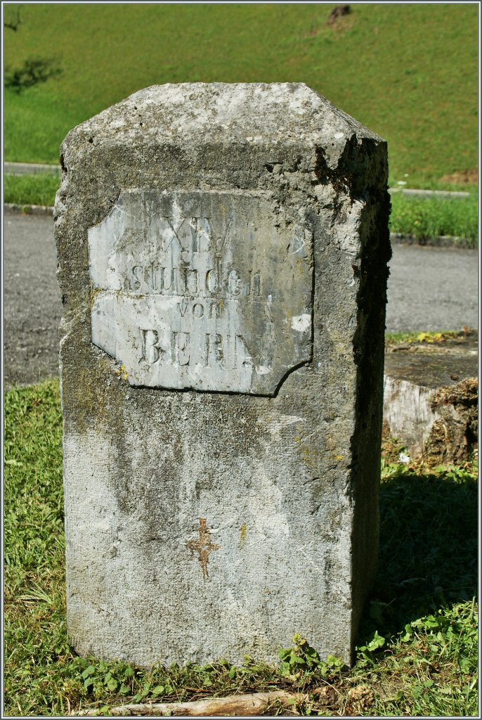 XIV Stunden von Bern entfernt fand ich diesen  Kilometer-Stein  bei Oberried. 
Unter diesen Umstnden fuhr ich dann doch lieber via Ltschberg nach Hause...
27. Aug. 2012 