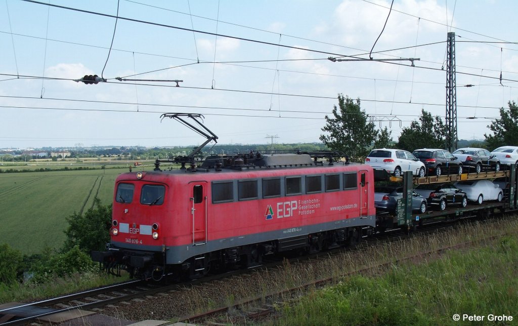 Zum Abschluss der 140er-Serie noch ein qualitativ zwar nicht ganz so gelungenes, daf�r aber sehr aktuelles Foto:
EGP 140 876-4 ( Eisenbahngesellschaft Potsdam mbH ) vor Autotransportzug nach Bremen, fotografiert in Halle Saale am 28.06.2012 
--> Nachdem die DB in den letzten Monaten mehrerer Lokomotiven der BR 140 an Privatbahnen verkauft hat, finden sich diese jetzt zum Beispiel bei der EGP wieder. 