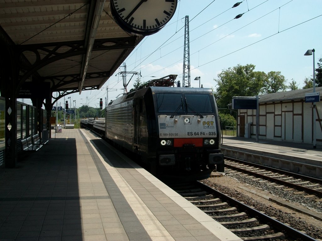 Zur richtigen Zeit und am richtigen Ort war ich am 03.Juli 2010 in Gstrow als PCT ES64 F4-035 mit einem beladenen Schwellenzug durch den Bahnhof Richtung Btzow fuhr.