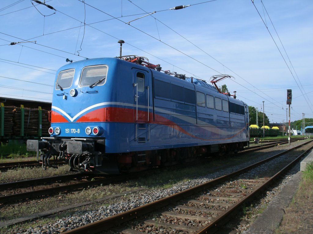 Zurck nach Klementelvitz fuhr die SRI 151 170-8 von Bergen/Rgen am 27.Mai 2013.