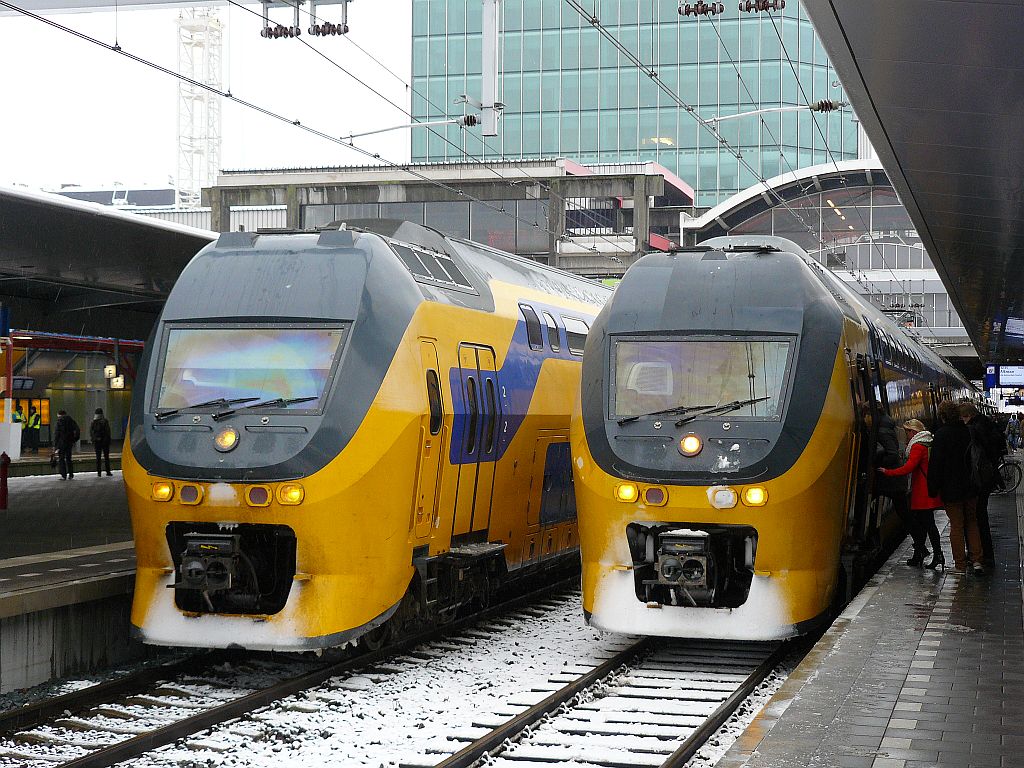 Zwei mal DD-IRM Abfahrtbereit auf Gleis 7 und 8, Utrecht Centraal Station 07-12-2012.

Twee DD-IRM'n in de sneeuw klaar voor vertrek. Spoor 7 en 8 Utrecht Centraal Station 07-12-2012.