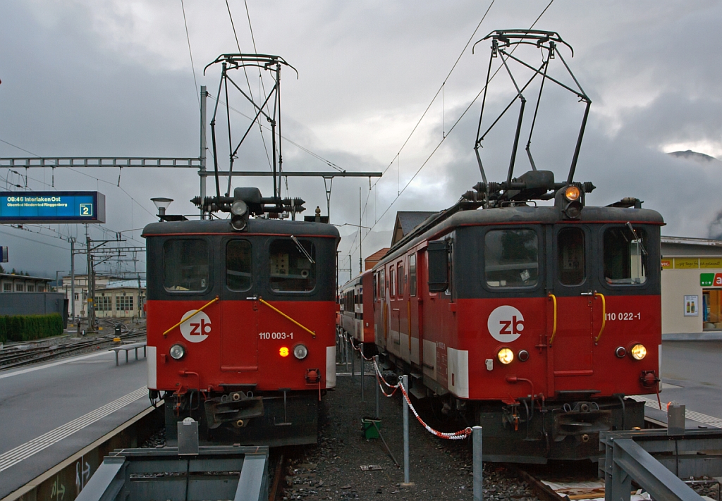 Zwei zahnlose 70 Jahre alte Schwestern, der zb (Zentralbahn) nebeneinander im Bahnhof Meiringen am 29.09.2012 - Gepcktriebwagen De 110 003-1 (ex Deh 4/6 - 910 ) und Gepcktriebwagen De 110 022-1 (ex LSE De 4/4 122) der vor dem Umbau auf reinen Adhsionsbetrieb die (ex Deh 4/6 907).