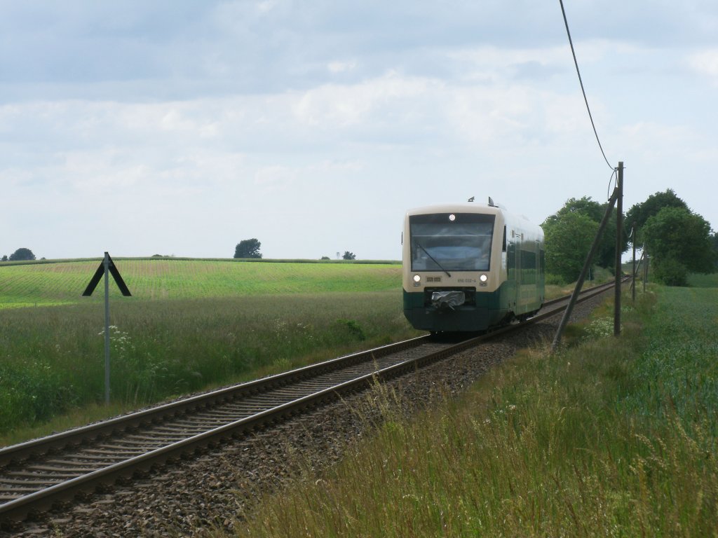 Zwischen Bergen/Rgen und Putbus war,am 09.Juni 2012 der PRESS VT650 032-4 unterwegs.