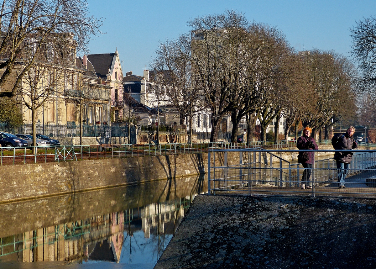 . Am kalten Morgen des 11.12.2013 waren die ersten Touristen schon in Mulhouse unterwegs. (Jeanny)