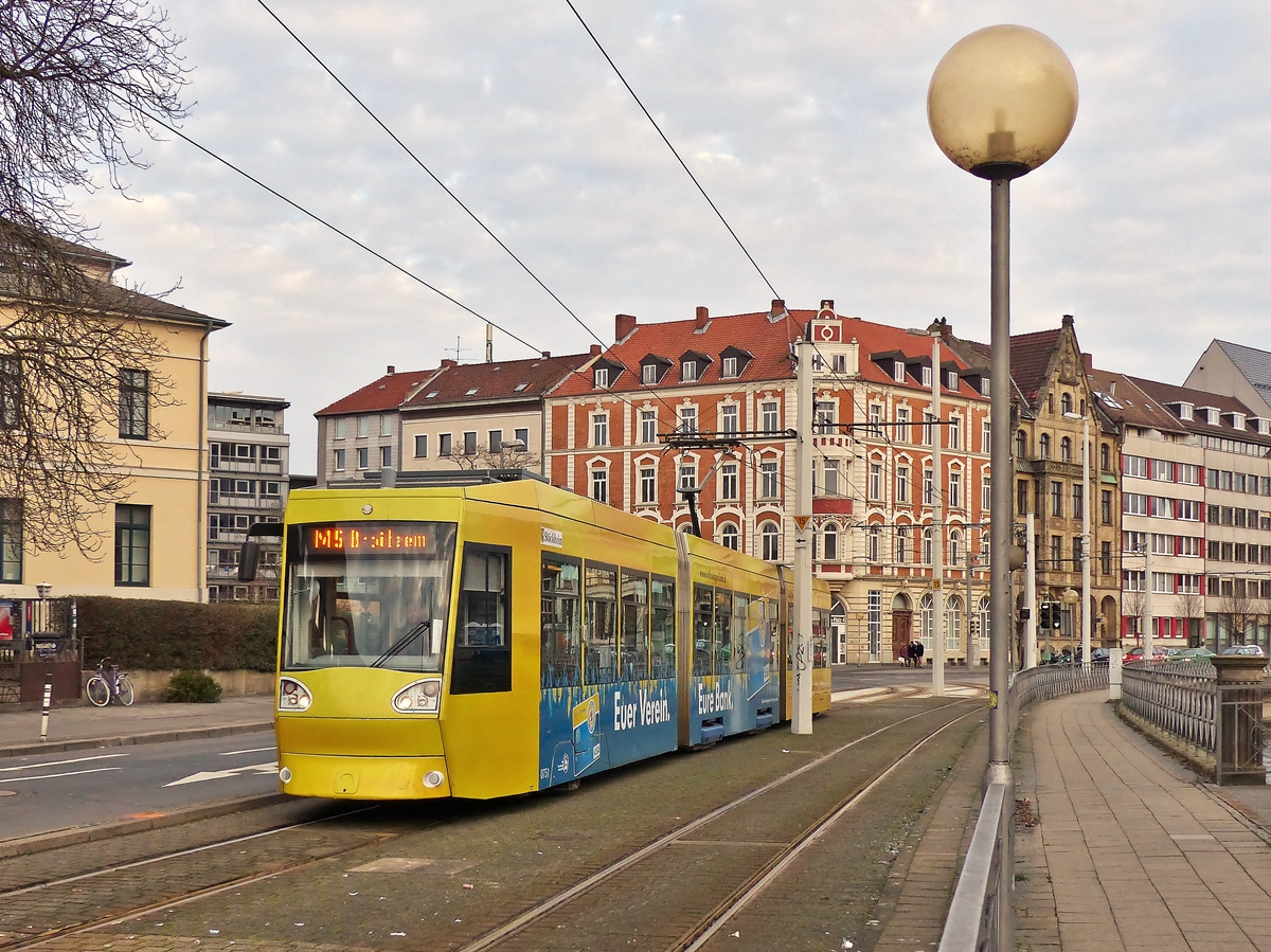 . An der Oker entlang - Der NGT8D N� 0751  St�ckheim  hat am 03.01.2015 die Braunschweiger Innenstadt verlassen und f�hrt an der Oker entlang auf dem Kalenwall seinem Ziel Broitzem entgegen. Er bedient die Linie M 5 Hauptbahnhof - Broitzem. (Jeanny)