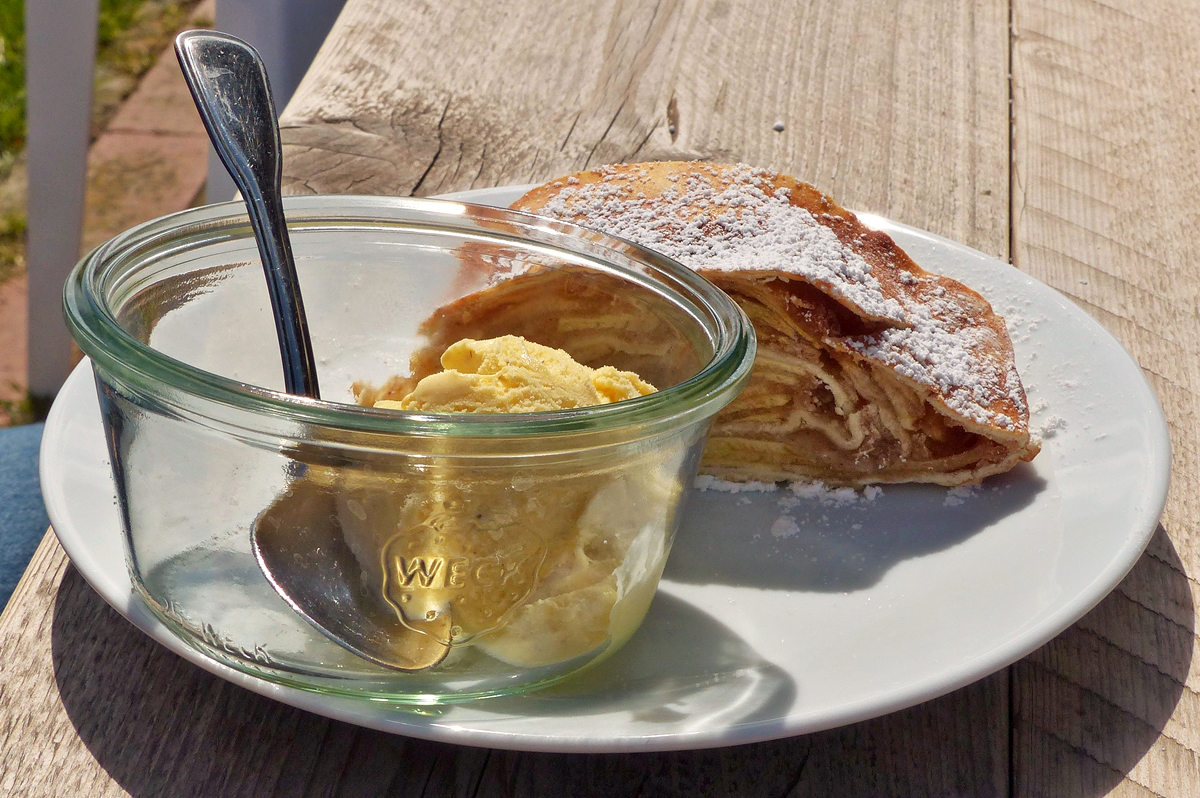 . Apfelstrudel mit Vanilleeis. Greetsiel, 01.05.2016 (Jeanny)