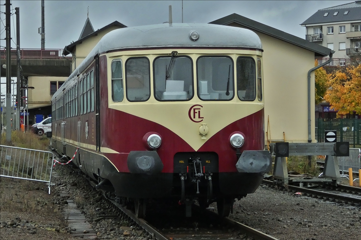 . Auch der Triebzug 2018 war im abgesperrten Bereich der Abstellung des Bahnhofs von Bettembourg zu sehen. 21.10.2017 (Hans)