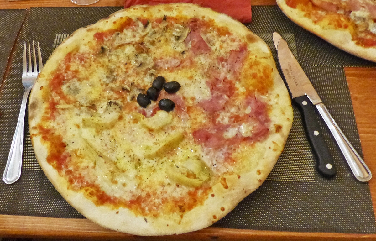 . Auch wenn das Wetter mies war, so konnte Luxemburg doch wenigstens mit leckerem Essen und einer Bombenstimmung punkten. Ein Souvenir an ein unvergessliches Abendessen am 15.08.2015 in der Pizzeria Beim Franco in Diekirch. (Jeanny)