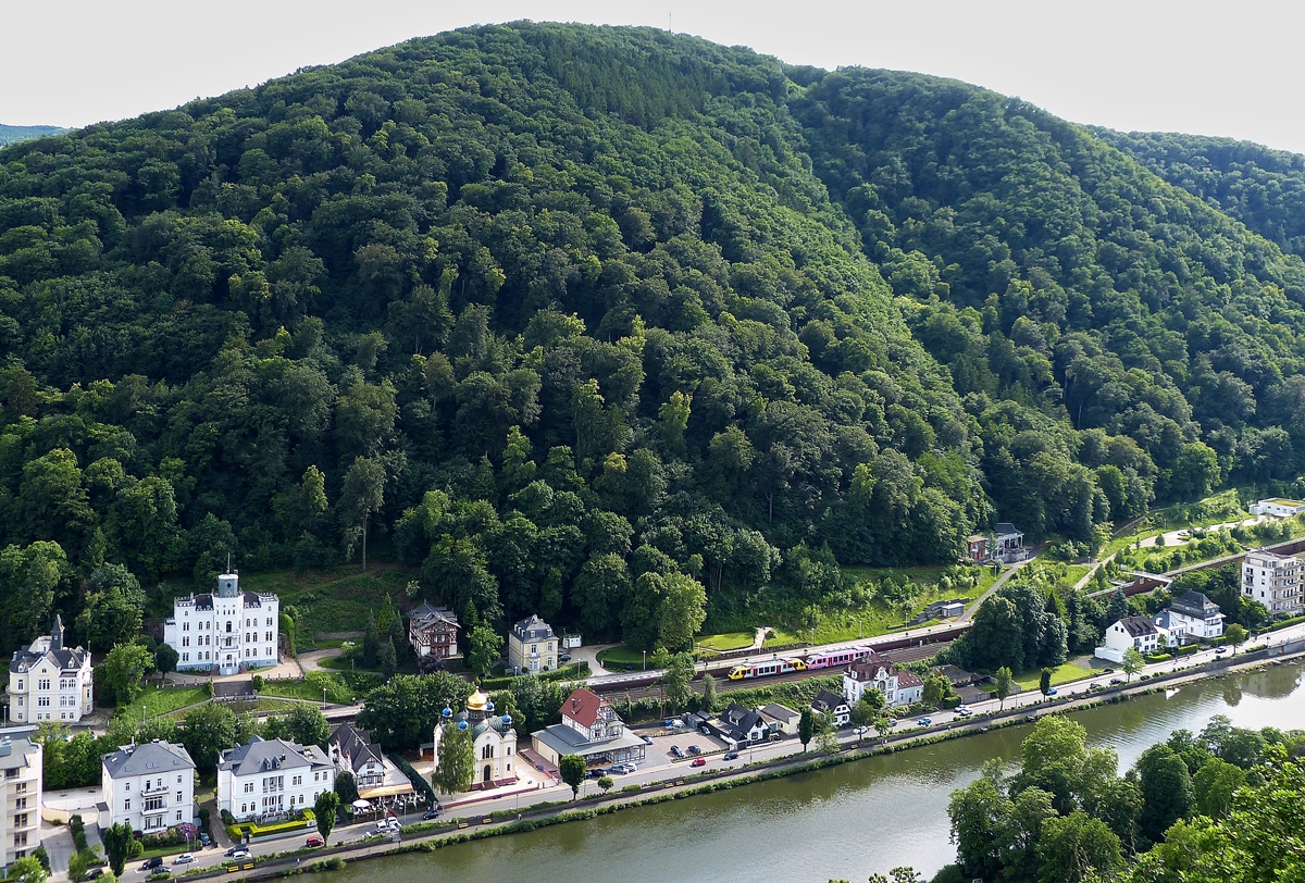 . Bad Ems - Von der Bismarckhhe hat man eine wunderschne Aussicht auf die Lahn und zwei gekuppelte HLB LINT 41, welche sich dem Bahnhof von Bad Ems nhern. 25.05.2014 (Jeanny)