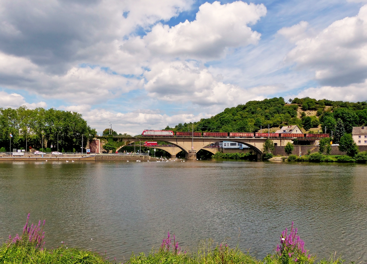 . Bahnbilder machen geht auch mit der neuen Kamera - Die 4018 rollt abgeb�gelt mit einem G�terzug �ber die Sauerbr�cke in Wasserbillig. 15.07.2014 (Jeanny)