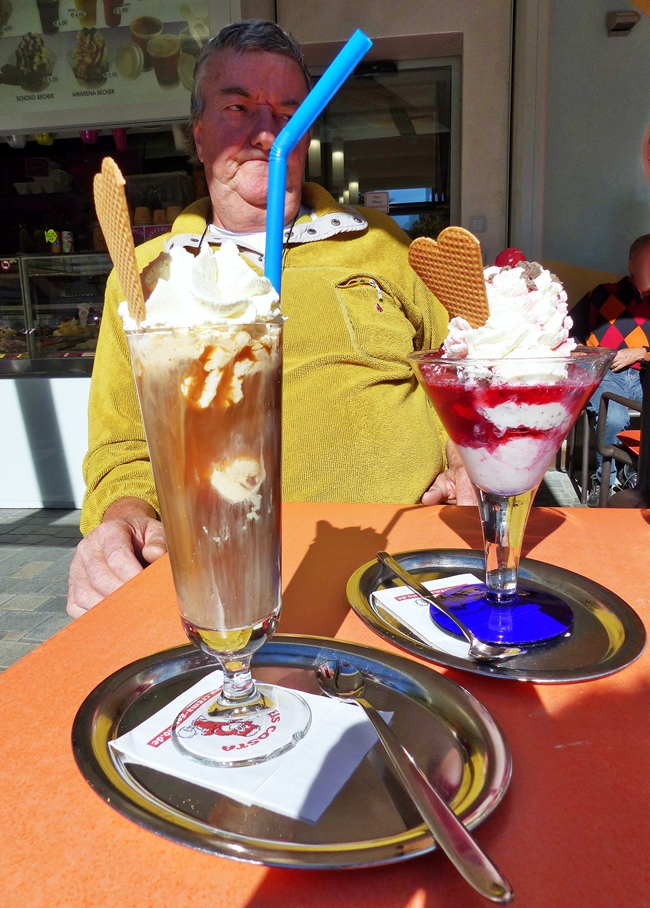 .  Beeil Dich, mein leckerer Eisbecher schmilzt sonst noch in der Oktobersonne von Mittenwald!  05.10.2015 (Jeanny)