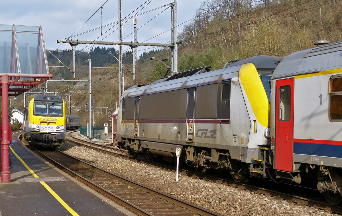. Begegnung der 3012 und der 3009 in Kautenbach - Alle zwei Stunden gibt es diese Begegnung der beiden IC, so auch am 18.02.2016, als der IC 113 Luxembourg - Liers auf die Einfahrt des IC 110 Liers - Luxembourg in den Bahnhof von Kautenbach wartet, um seine Fahrt �ber das eingleisige St�ck hinter Kautenbach fortzusetzen. (Hans)