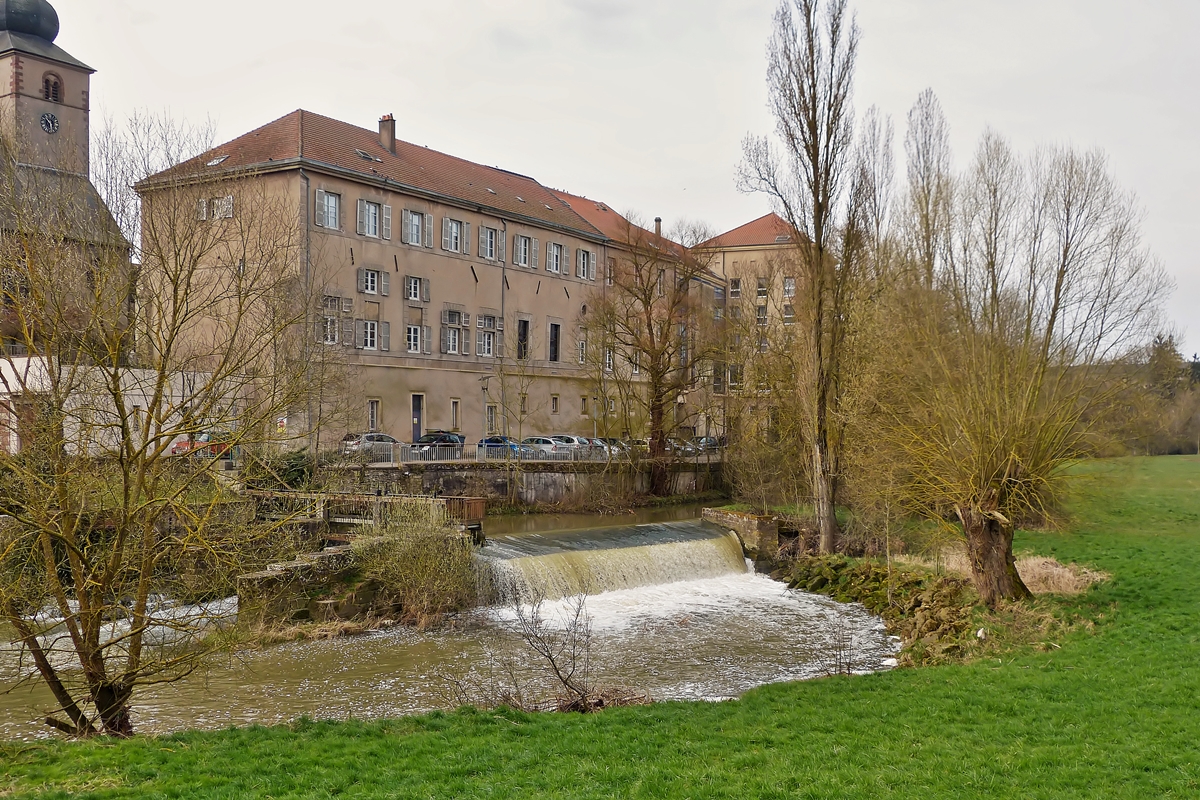 . Bouzonville - Die Nied. 03.04.2015 (Hans)

Sie entspringt im Gemeindegebiet von Marthille, im Dpartement Moselle, und entwssert unter dem Namen Nied Franaise zunchst in generell nordwestlicher Richtung. stlich von Metz wendet sie sich nach Nordost und erreicht den Ort Cond-Northen (dt.: Konden), wo von rechts ihr Schwesterfluss Nied Allemande (dt.: Deutsche Nied) einmndet. Ab hier ndert sie ihren Namen auf Nied und berschreitet nach einer Lnge von 97 Kilometern zwischen Guerstling und Niedaltdorf die Staatsgrenze zwischen Frankreich und Deutschland. Nach weiteren 17 Kilometern auf deutschem Hoheitsgebiet mndet sie nach einer Gesamtlnge von 114 Kilometern im Gemeindegebiet von Rehlingen-Siersburg als linker Nebenfluss in die Saar.

Zwischen den beiden Schwesterflssen, der deutschen und der franzsischen Nied, verluft die Sprachgrenze zwischen moselfrnkischem Dialekt und franzsischen Dialekten und somit auch die deutsch-franzsische Sprachgrenze.