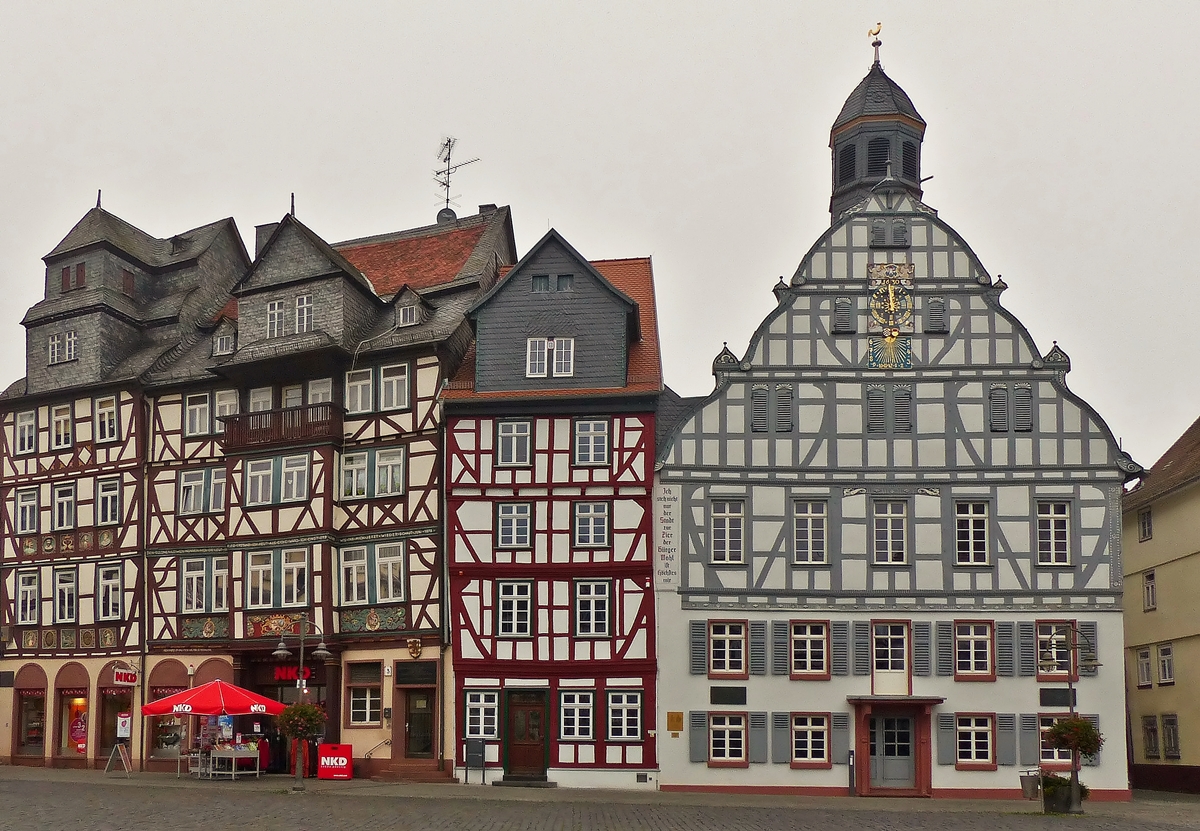 . Butzbach (Wetterau) - Der Marktplatz mit dem Fachwerkrathaus aus dem 16. Jahrhundert und mit einigen Fachwerkhusern wird zu den schnsten Pltzen Hessens gezhlt. 01.11.2014 (Jeanny)