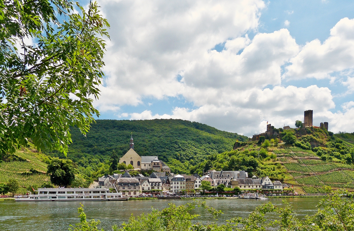 . Das Beste, was das Moseltal zu bieten hat - Blick ber die Mosel nach Beilstein. 21.06.2014 (Jeanny)

Die kleine Siedlung hat eines der am besten erhaltenen historischen Ortsbilder an der Mosel und wird daher auch als Miniatur-Rothenburg oder Dornrschen der Mosel bezeichnet. berragt wird das Dorf, das trotz geringer Gre stdtebaulichen Charakter hat, von der Ruine der Burg Metternich.