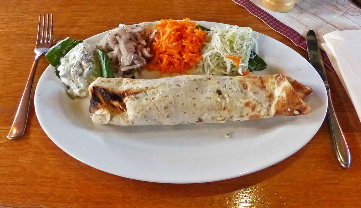 . Das Restaurant Alter Bahnhof in Großen Linden ist ncht nur ein Schlemmerparadies, sondern auch ein Augenschmaus für Bahnliebhaber. Das Gericht Peynirli Dürüm (Teigtasche aus dem Steinofen mit Schafskäse und verschiedenen Gemüsen gefüllt, dazu Cacik und Salat) schmeckte übrigens vorzüglich. 01.11.2015 (Jeanny)