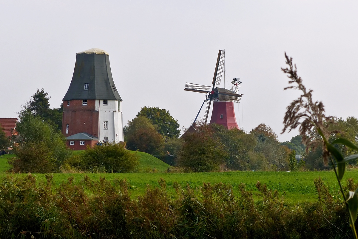 . Das Wahrzeichen von Greetsiel, die Zwillingsmhlen. 06.10.2014 (Jeanny)

Es handelt sich um zwei Hollnderwindmhlen. Sie stehen im Abstand von etwa 130 Metern am Ortseingang stlich vom alten Greetsieler Sieltief. Die grne, westliche Mhle stammt aus dem Jahr 1856, die rote, stliche Mhle (Schoof’s Mhle) wurde 1706 gebaut und kann besichtigt werden.

Am 28. Oktober 2013 beschdigte der Orkan Christian die grne Mhle schwer. Der Sturm riss Flgel und Kappe der Mhle ab, auch die Galerie sowie Teile des Mauerwerks wurden beschdigt.
