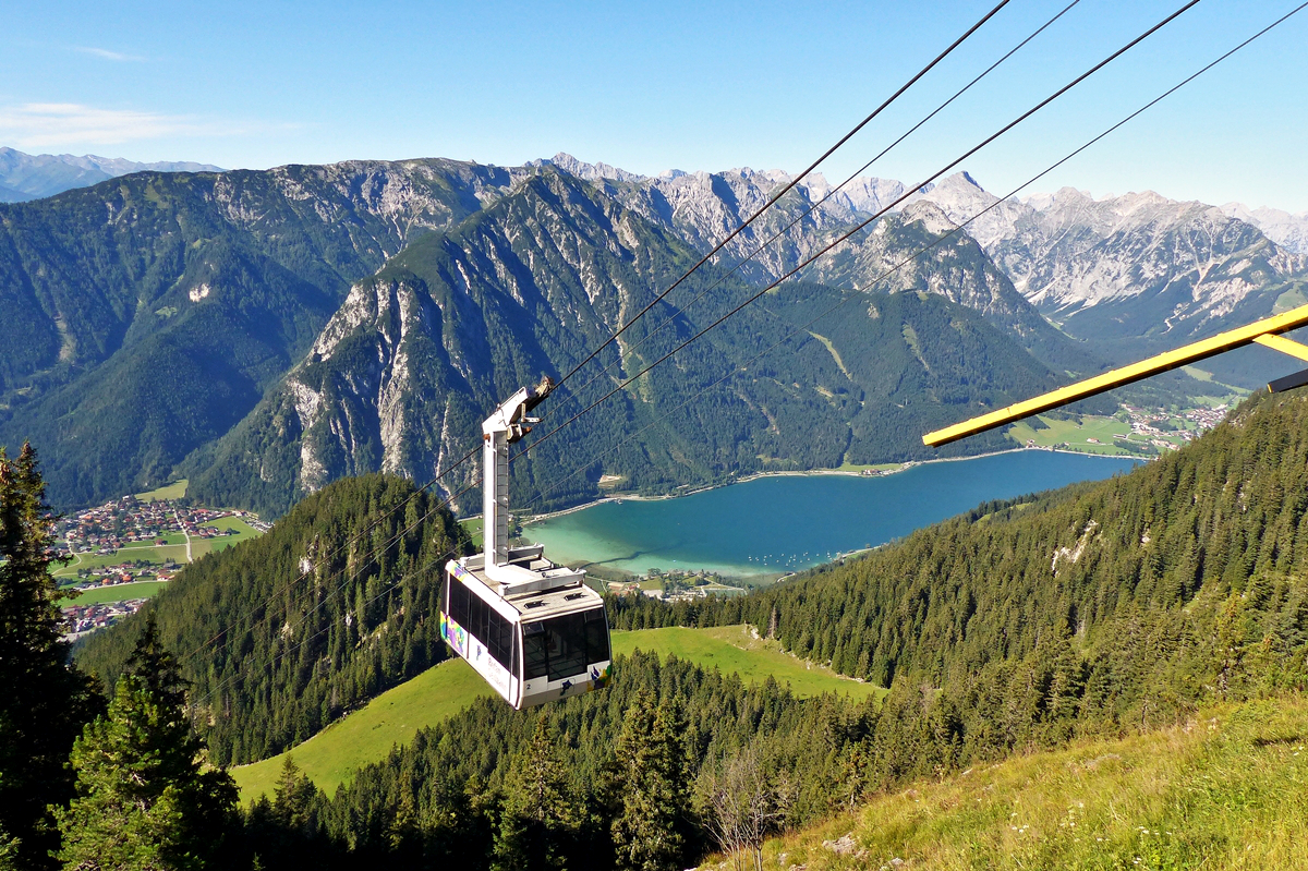 . Der Achensee mit einer Gondel der Rofanseilbahn am 23.08.2016. (Jeanny) 