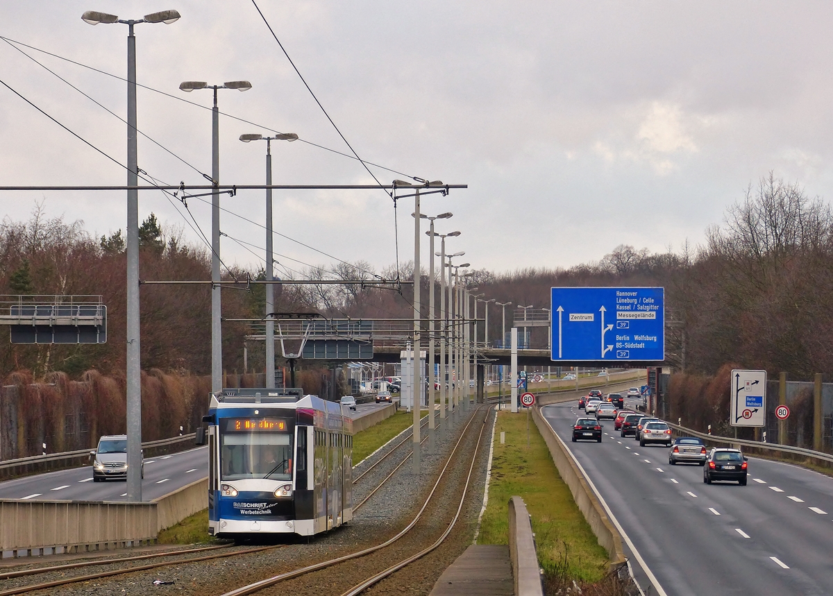 . Der Alstom NGT8D mit der Nummer 0756 (Bj 2007) bef�hrt am 04.01.2015 die Tramlinie 2 Siegfriedviertel – Heidberg und wird in K�rze die Haltestelle Sachsendamm im Braunschweiger Stadtviertel Melverode erreichen. 

Die Tramlinie 2 ist insofern hochinteressant, da sie auf einem Teilst�ck in der Mitte der vielbefahrenen Braunschweiger Stadtautobahn verl�uft. (Jeanny)

