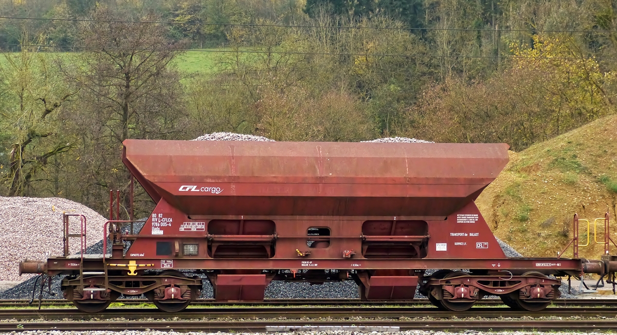 . Der CFL Cargo Schotter- und Kieswagen vom Typ Uads 80 82 RIVL-CFLCA 9786 005-4 war am 06.11.2014 im Bahnhof von Ettelbrck abgestellt. (Hans)