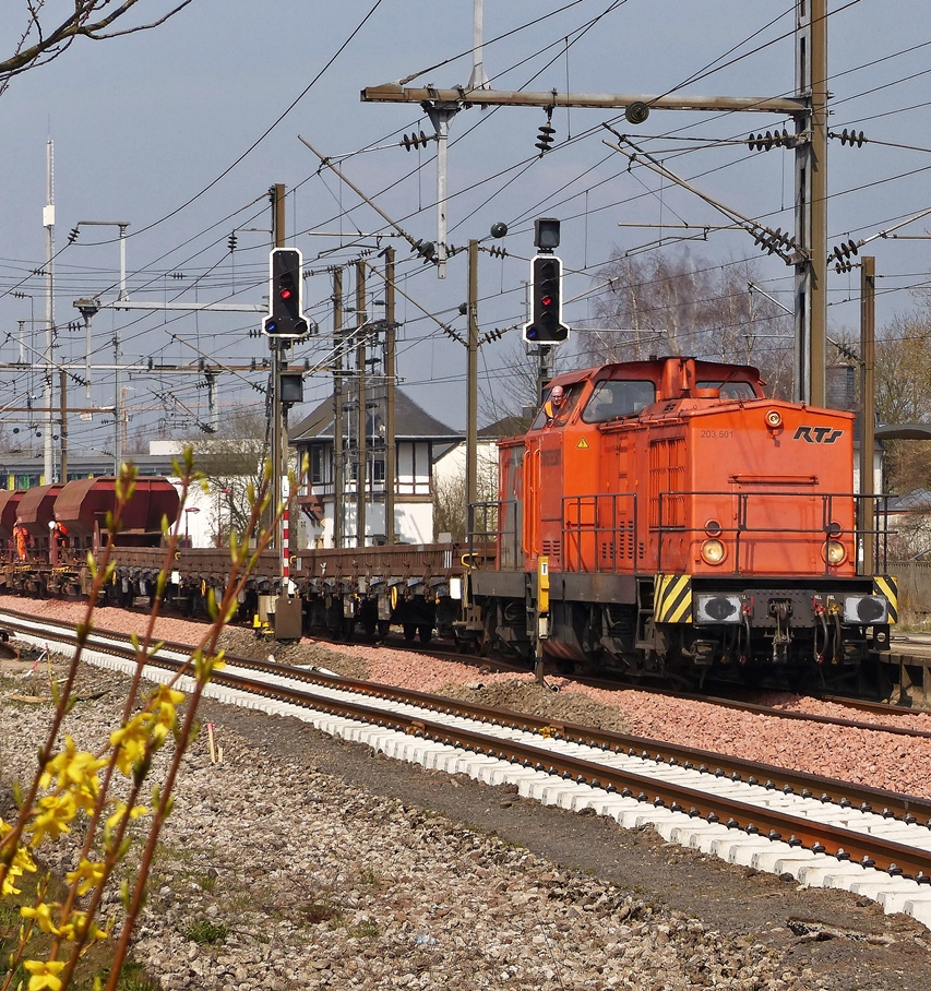 . Der Fr�hling hat Einzug gehalten in Mersch und die Gleisarbeiten schreiten z�gig voran. Die RTS 203 501-2 steht mit einem Schotterzug in der n�rdlichen Ausfahrt des Bahnhofs von Mersch. 08.04.2015 (Jeanny)
