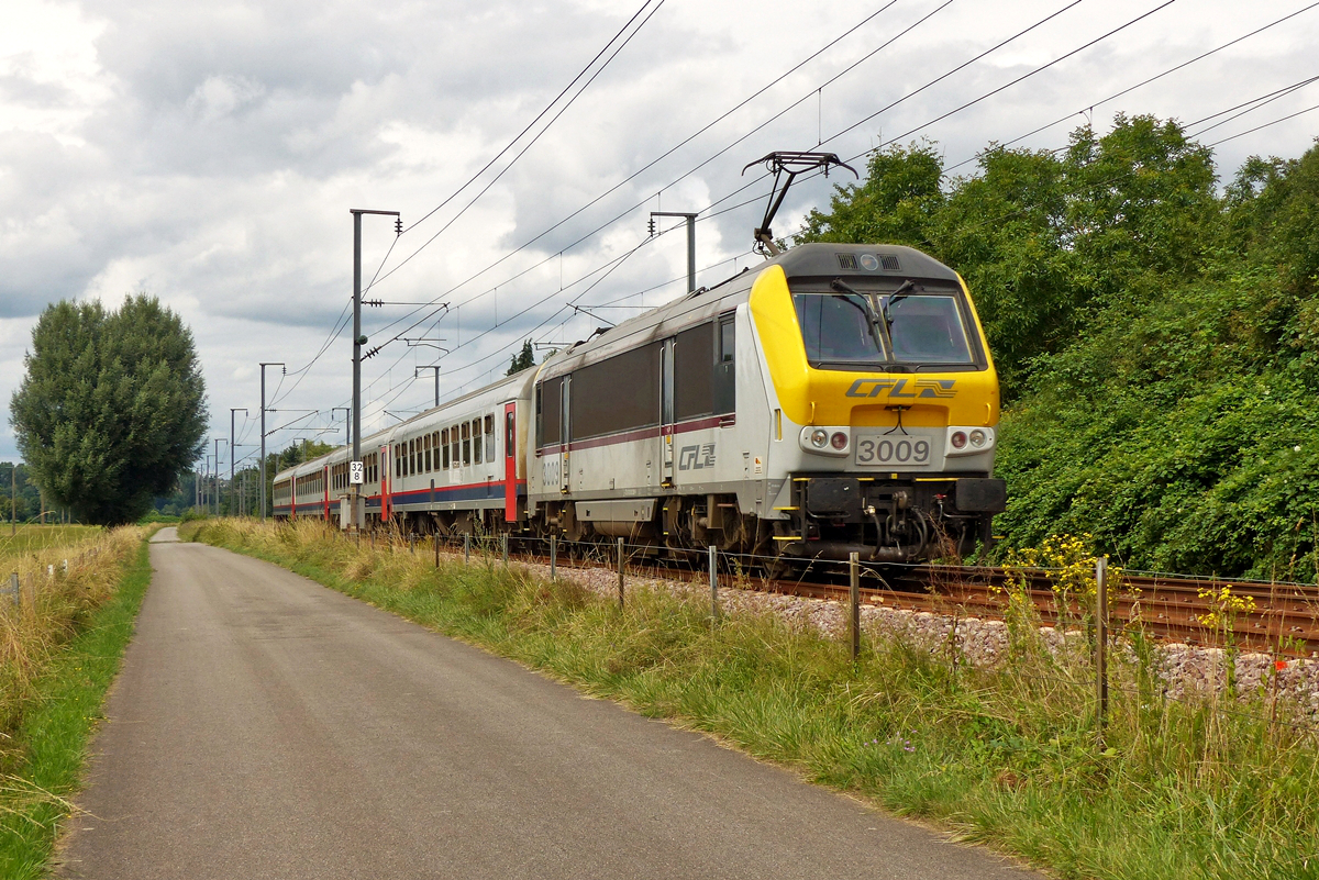 . Der IC 112 Liers - Luxembourg braust am 30.07.2016 durch das Alzettetal in der Nhe von Rollingen/Mersch. (Jeanny)