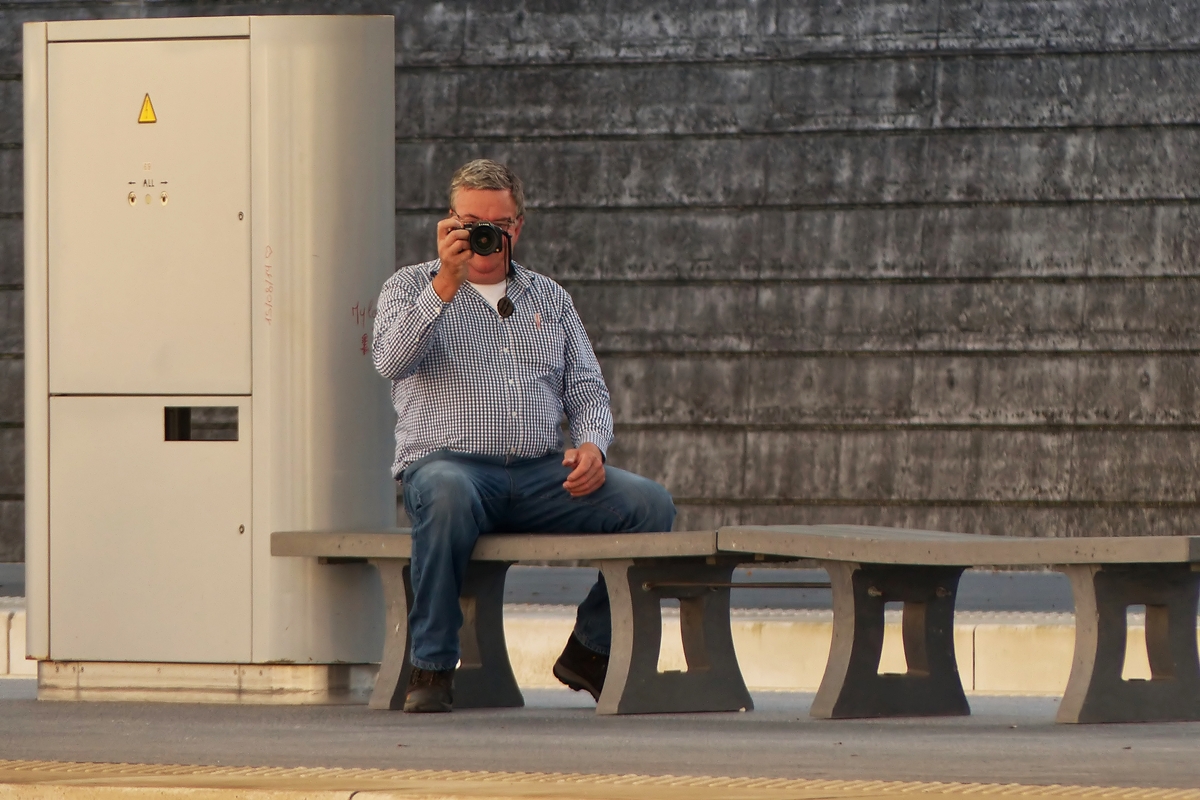 . Der Paparazzo in Lige Guillemins. 18.10.2014 (Jeanny)