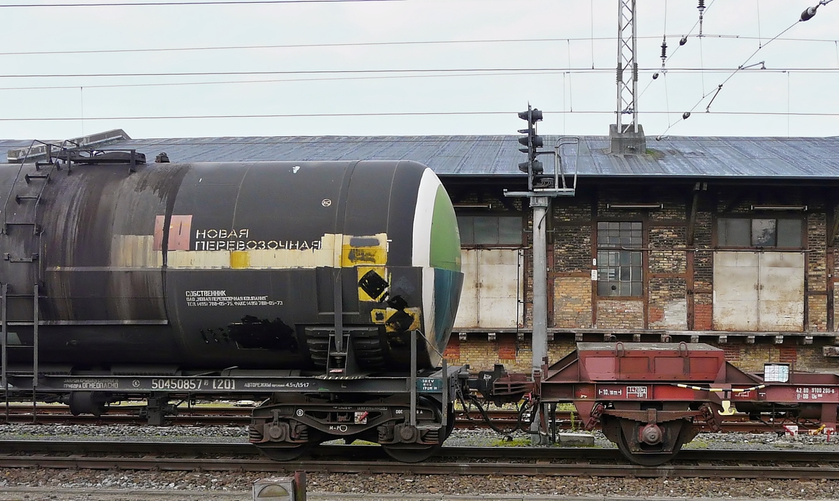 . Detailaufnahme von einem interessanten Wagen, welcher am 22.09.2011 in einem gemischten Gterzug eingereiht war, welcher durch den Bahnhof von Stralsund fuhr. Dabei handelt es sich um einen Kuppelwagen der Gattung Us mit der Nummer 42 60 9100 206-6 ? DB Us. 

Zur Befrderung sowjetischer Gterwagen mit SA-3-Kupplung (eine halbautomatische Mittelpufferkupplung) baute die DR im Raw Leipzig ab 1984 insgesamt 450 Kuppelwagen, die, zum Teil schnelllauffhig, als U(s) mit den GSNR 9083 und 9084 bezeichnet wurden. Diese mit Ballast beladenen Kesselwagenuntergestelle wurden ursprnglich mit SA3-Kupplung fr in Mukran umgespurte russische Gterwagen gebaut. Die Seite mit der greren Ballastmasse trug die SA3-, die andere die Schraubenkupplung. (Hans)