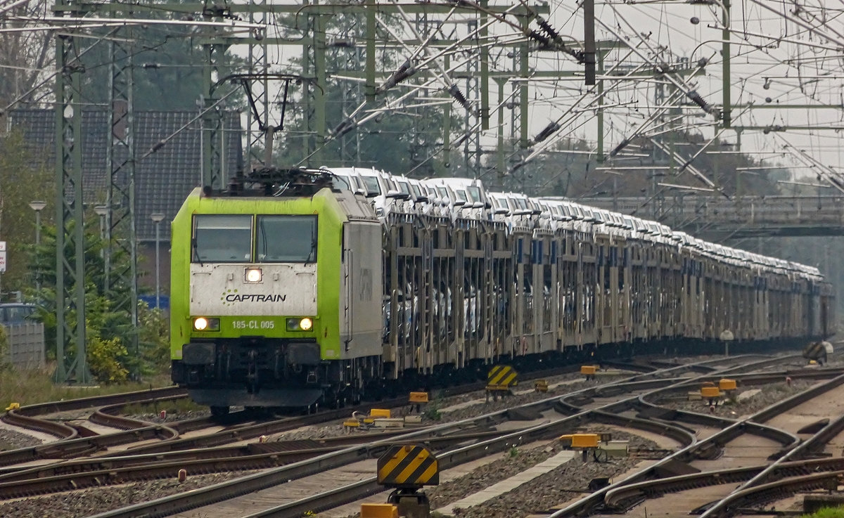 . Die 185-CL 005 von Captrain n�hert sich mit einem langen Autozug dem Bahnhof von Leer (Ostfriesland). 07.10.2014 (Hans)