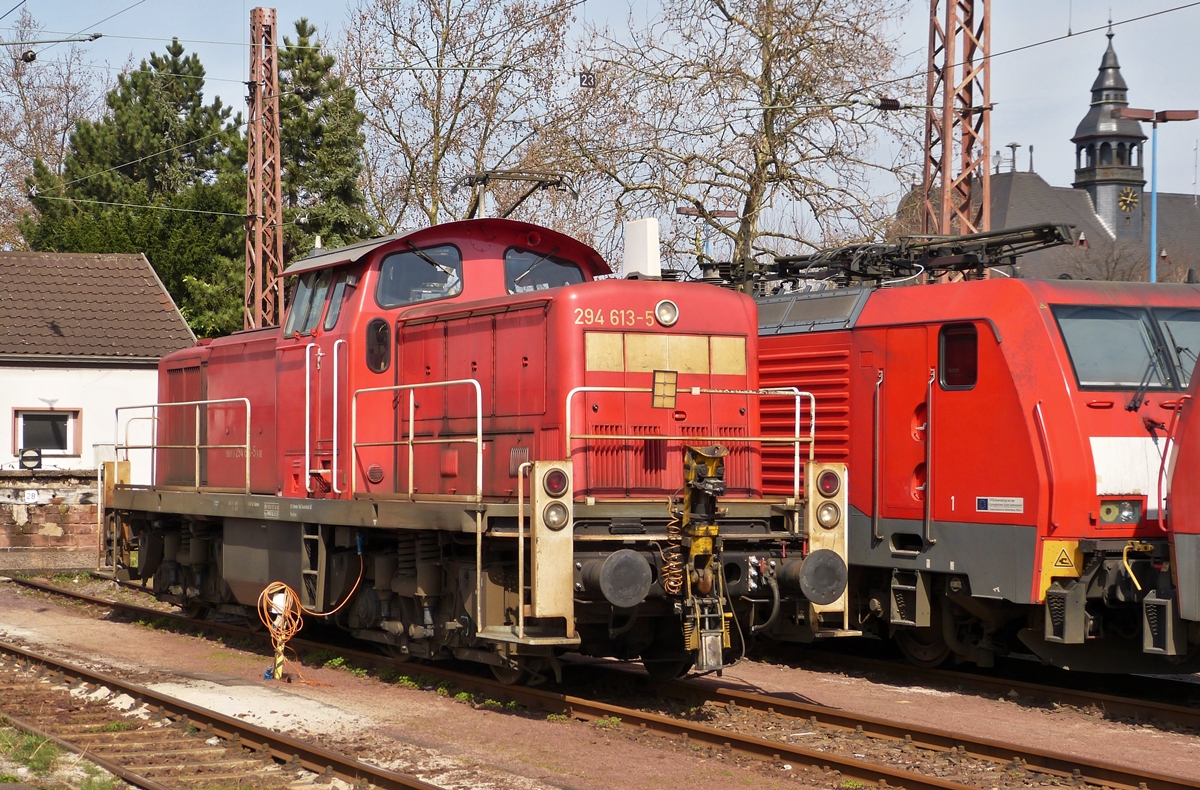 . Die 294 613-5 (V 90 remotorisiert) im Bahnhof von Dillingen/Saar am 03.04.2015 (Hans)

Dabei handelt es sich um eine V 90, welche 1996 von MaK in Kiel unter der Fabriknummer 1000444 gebaut wurde. Unter der Nummer 290 113-0 wurde sie 1968 an die Deutsche Bahn ausgeliefert. 1996 wurde sie mit Funkfernsteuerung ausger�stet und lief fortan unter der Nummer 294 113-6. 2008 erfolgte der Umbau durch DB Fahrzeuginstandhaltung GmbH, Werk Cottbus (Remotorisierung mit MTU-Motor 8V 4000 R41; Umlaufgel�nder), sowie die Umzeichnung in 294 613-5. 2009 kam die Lok unter dieser Nummer zur DB Schenker Rail Deutschland AG. 
