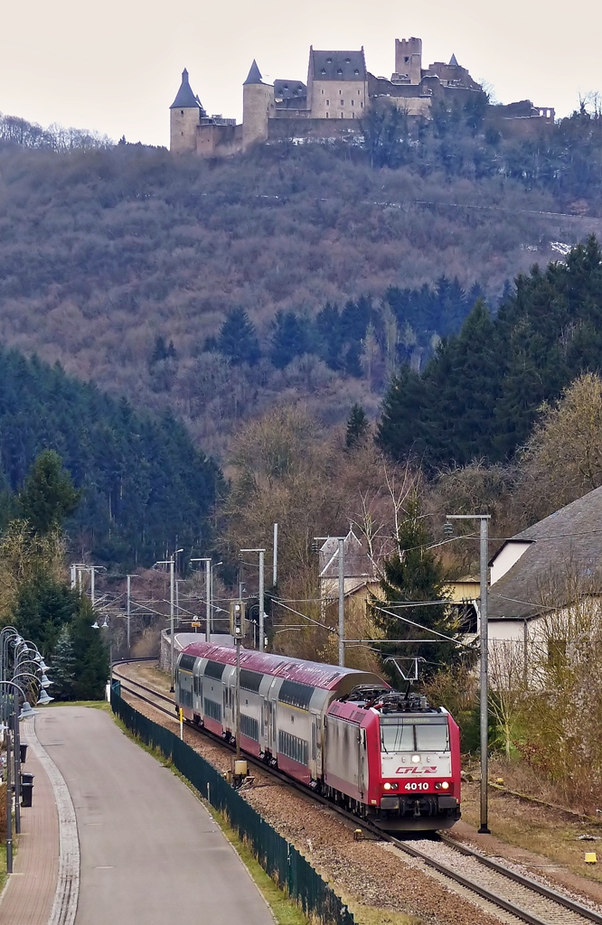 . Die 4000er sind rar geworden auf der Nordstrecke und wenn man eine erblickt, dann passt das Wetter nicht. ;-( Am 05.02.2015 zog die schmutzige 4010 den RE 3735 Troisvierges - Luxembourg durch das dstere Michelau und konnte zusammen mit der Burg Bouscheid fotografiert werden. (Jeanny)