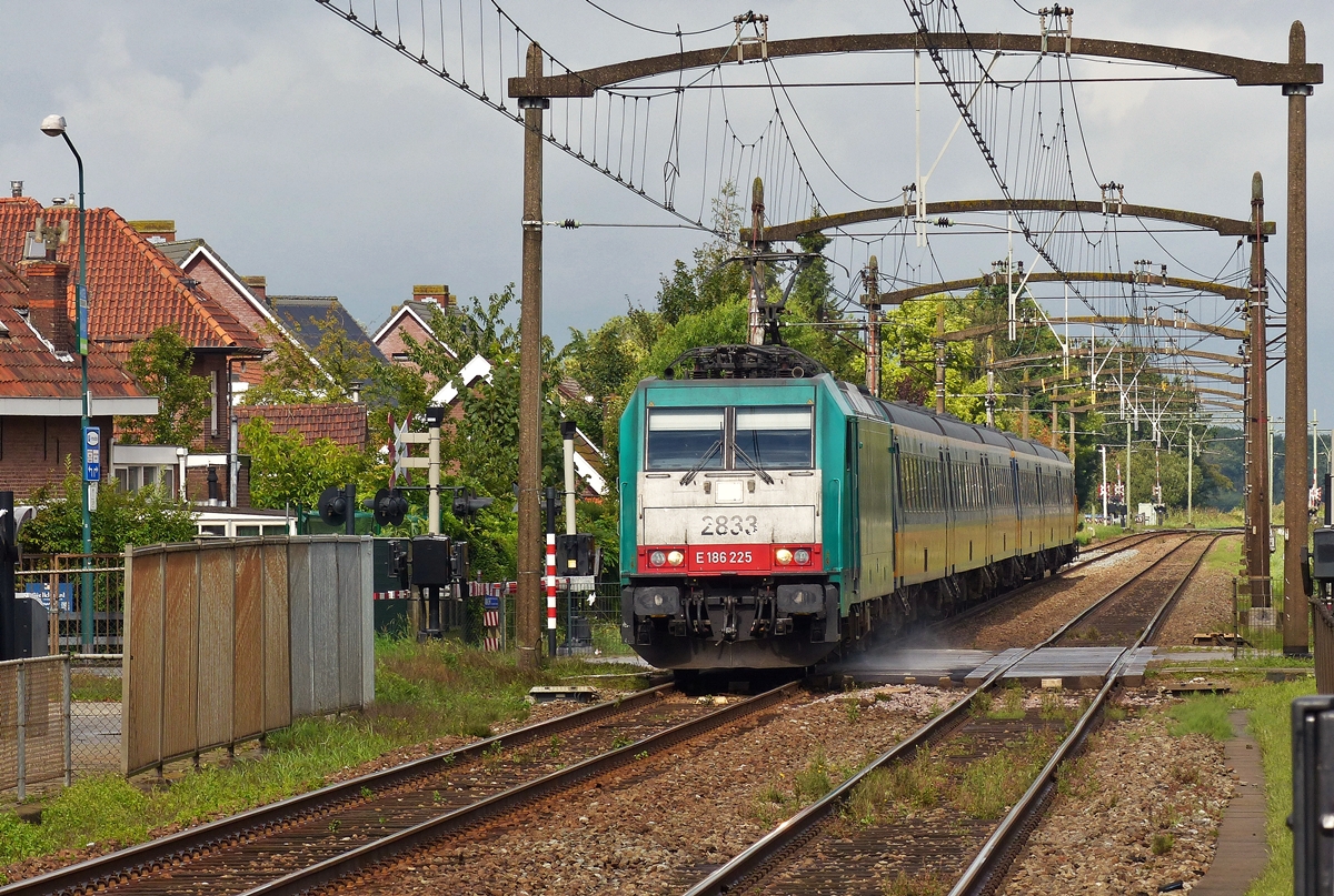 . Die von Alpha Trains gemietete SNCB HLE 2833 zieht am 04.09.2015 den IC Benelux Amsterdam Centraal - Bruxelles Midi durch Zevenbergen. Zu meiner gro�en Freude stehen in Zevenbergen die sch�nen alten Fahrleitungsmasten noch. (Jeanny)