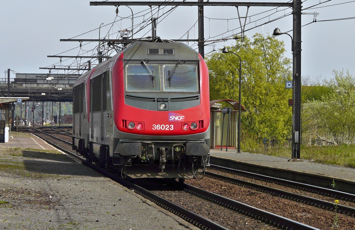 . Die Astride BB 36023 lsst sich von ihrer Schwesterlok BB 36020 durch die Haltestelle Antwerpen-Noorderdokken in Richtung Hafen ziehen. 24.04.2010 (Jeanny)