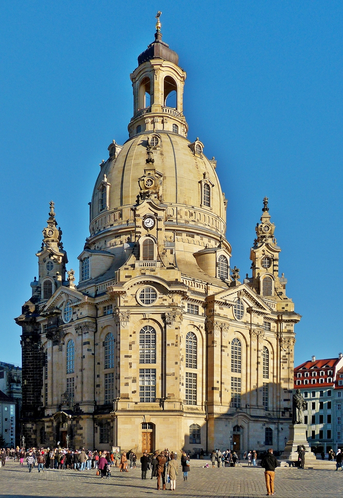 . Die Dresdner Frauenkirche (ursprnglich Kirche Unserer Lieben Frauen – der Name bezieht sich auf die Heilige Maria) ist eine evangelisch-lutherische Kirche des Barocks und der prgende Monumentalbau des Dresdner Neumarkts. Sie gilt als prachtvolles Zeugnis des protestantischen Sakralbaus und verfgt ber eine der grten steinernen Kirchenkuppeln nrdlich der Alpen.

Die Dresdner Frauenkirche wurde von 1726 bis 1743 nach einem Entwurf von George Bhr erbaut. Im Luftkrieg des Zweiten Weltkriegs wurde sie whrend der Luftangriffe auf Dresden in der Nacht vom 13. zum 14. Februar 1945 durch den in Dresden wtenden Feuersturm schwer beschdigt und strzte am Morgen des 15. Februar ausgebrannt in sich zusammen. In der DDR blieb ihre Ruine erhalten und diente als Mahnmal gegen Krieg und Zerstrung. Nach der Wende begann 1994 der 2005 abgeschlossene Wiederaufbau, den Frdervereine und Spender aus aller Welt finanzieren halfen.

Am 30. Oktober 2005 fand in der Frauenkirche ein Weihegottesdienst und Festakt statt. Aus dem Mahnmal gegen den Krieg soll nun ein Symbol der Vershnung werden. 28.12.2012 (Jeanny)