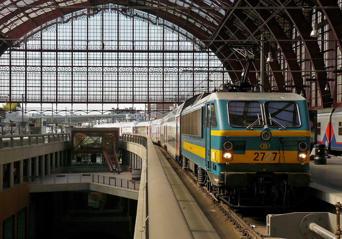 . Die HLE 2727 mit M 6 Wagen stand am 23.06.2010 in der schnen Halle des Bahnhofs Antwerpen Centraal. (Hans)