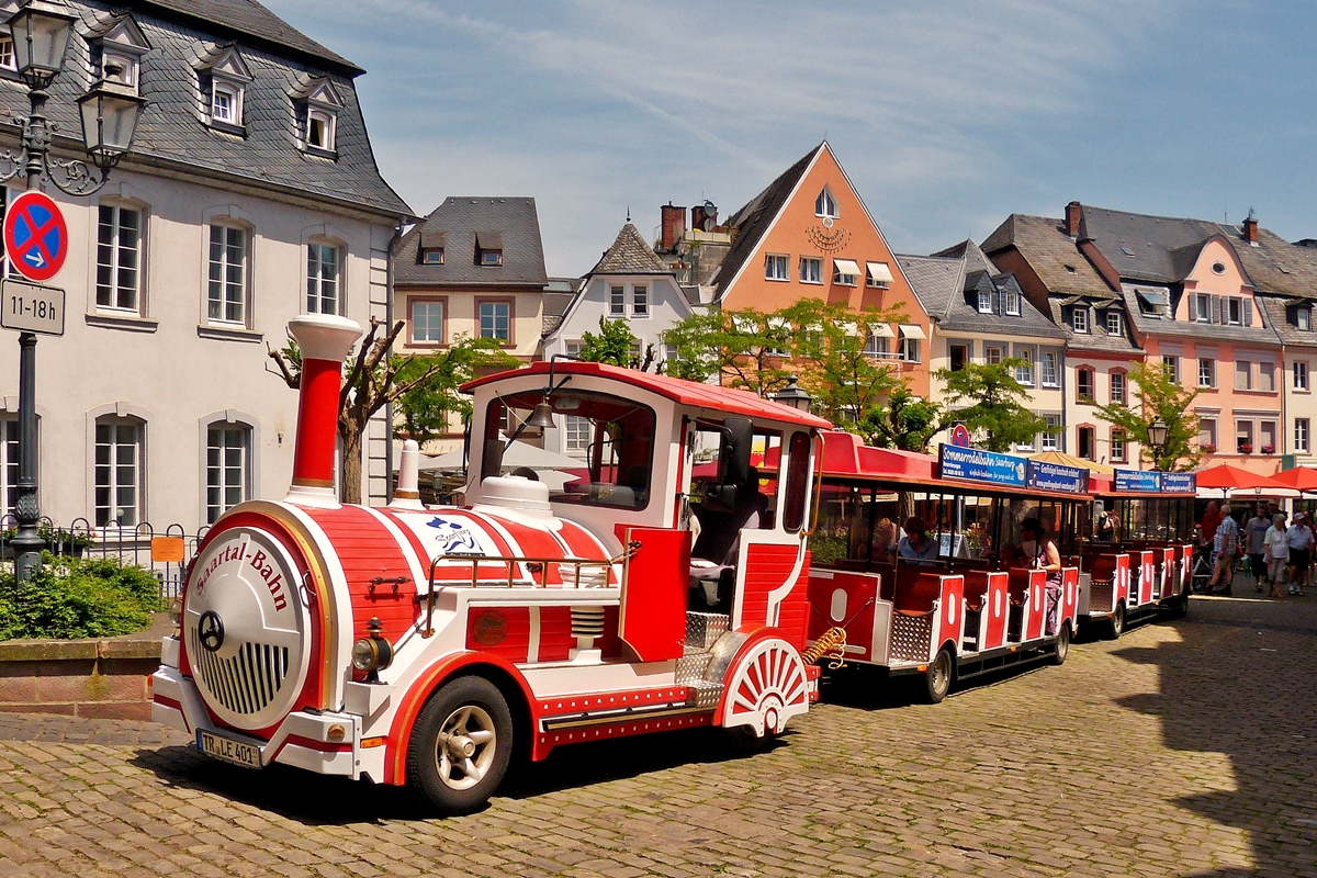 . Die Saartal-Bahn in der Altstadt von Saarburg. 09.06.2014 (Hans)